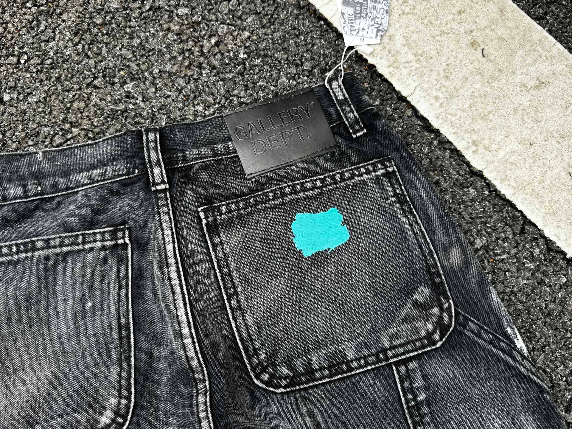 P250💰G95 GALLERY DEPT. Spliced ​​patches, ink-splashed denim bell-bottoms, washed distressed spliced ​​jeans, denim washing factory. During the process, the owner of the washing factory helped introduce a boss who once worked at the Levi OEM factory and then started his own business. This also paved the way for the following styles. Therefore, Levi's remodeled single product for the base plate is really familiar. Whether it is the fabrics supplied or the lathes used in production, there is nothing to choose from. -Color: Black -Size: S-XXL (corresponding to 28-36)